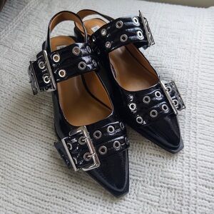 STEVE MADDEN Black Flats with Silver Buckle Detailing